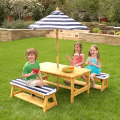 Kidkraft® Kinder Tuintafelset Met Bankjes, Kussens En Parasol, Blauw Met Witte Strepen -Kinderwereld Verkoop kidkraft kinder tuintafelset met bankjes kussens en parasol blauw met witte strepen a217906 2